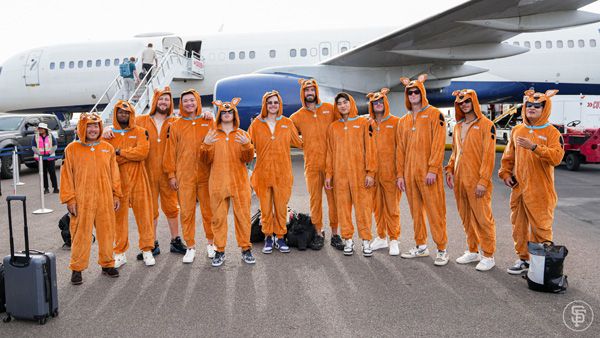 이정후가 신인들과 함께 루키 헤이징을 즐겼다. 사진= 자이언츠 공식 X