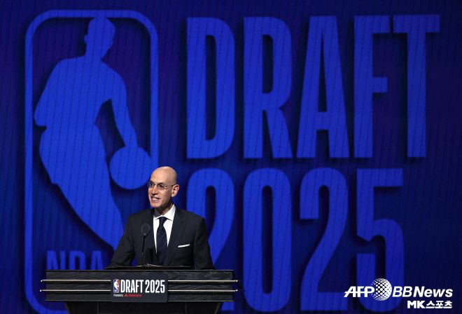 NBA 아담 실버 총재(사진 왼쪽). 사진=AFPBBNews=News1