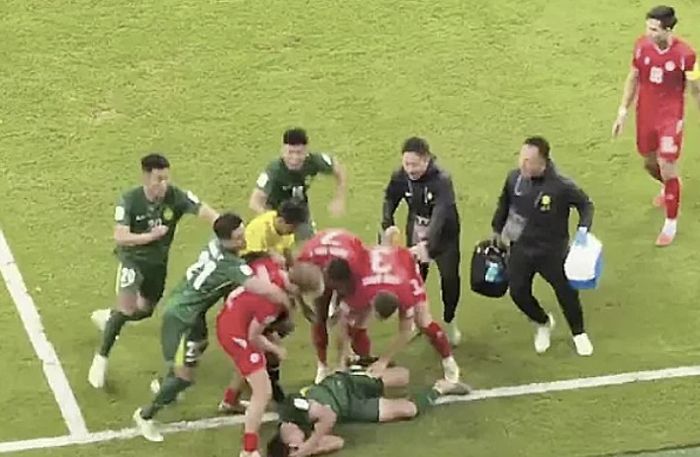 18일 열린 2025~2026시즌 아시아챔피언스리그2(ACL2) 조별리그 E조 1차전에서 베이징 궈안과 베트남 클럽 콩 안 하노이 선수들이 집단 난투극을 벌이는 모습 [사진 = 시니닷컴]