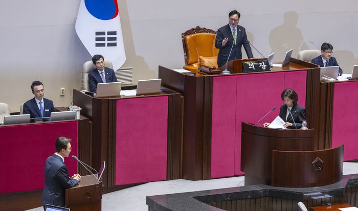 나경원 국민의힘 의원이 지난 18일 국회 본회의장에서 열린 교육·사회·문화 분야 대정부질문에서 김민석 국무총리에게 질문하다가 여당 의원들의 항의가 거듭되자 발언을 멈추고 있다. 이를 지켜보던 우원식 국회의장이 여야 의원들에게 경청할 것을 주문하는 모습. [사진 출처 = 연합뉴스]