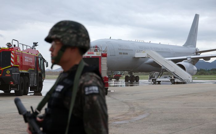 지난 18일 김해국제공항에서 공군 제5공중기동비행단과 한국공항공사 김해공항이 민관군 합동 항공기 사고 대응 훈련을 펼치는 모습. 기사 내용과 직접적인 관련 없음. [사진 출처 = 연합뉴스]