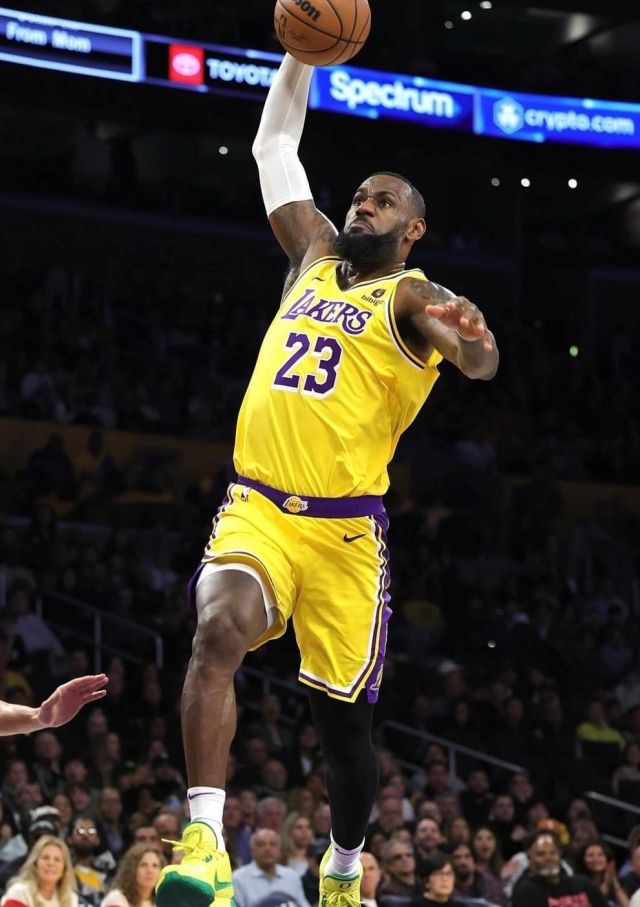 올 여름 제임스는 5260만 달러의 플레이어 옵션을 통해 레이커스와의 1년 동행을 확정 지었다. 그러나 ‘라스트 댄스’라는 말은 어디에도 없었다. 오히려 그의 에이전트 리치 폴은 제임스가 우승을 간절히 원하고 있다는 뜻을 전했다. 사진=X