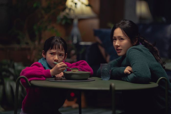 영화 ‘어쩔수가없다’에서 만수의 아내 미리(배우 손예진)와 딸 리원(배우 최소율). [CJ ENM]