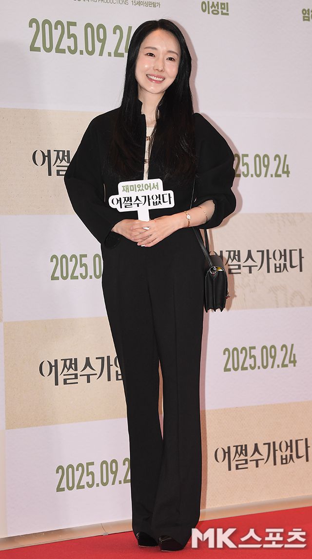 이정현은 올블랙의 미니멀리즘으로 우아함을 강조했다. 사진 = 천정환 기자