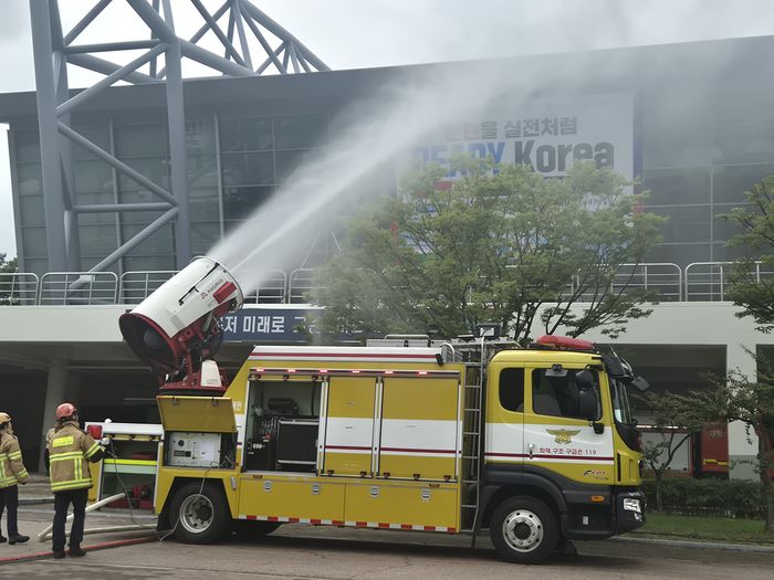 24일 부산 강서구 강서체육공원 실내체육관에서 진행된 ‘레디코리아 훈련’에서 투입된 고성능 배연차의 모습.