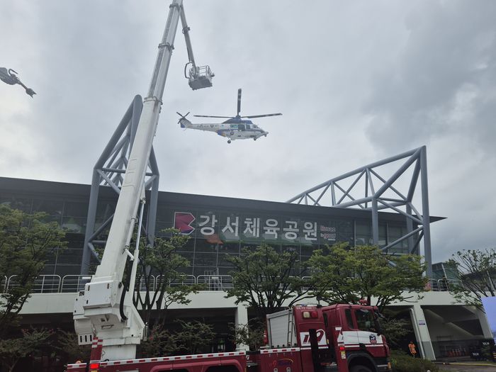 24일 부산 강서구 강서체육공원 실내체육관에서 진행된 ‘레디코리아 훈련’에 출동한 ‘수리온’ 헬기의 모습.