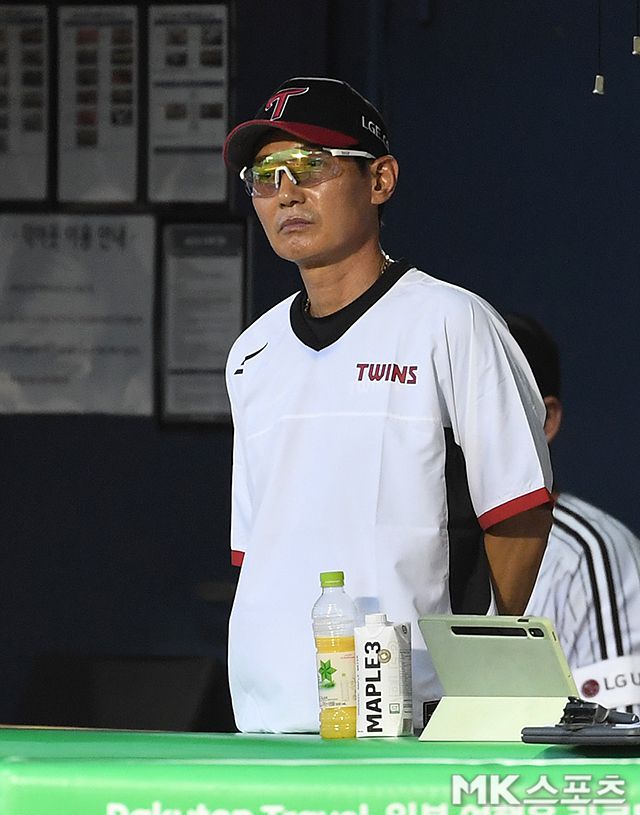 최근 불펜진의 부진으로 깊은 고민에 빠진 염경엽 감독. 사진=천정환 기자