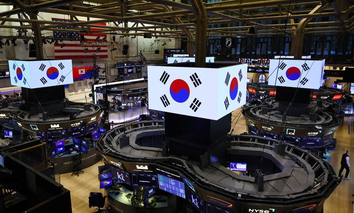 25일(현지시간) 이재명 대통령이 방문한 미국 뉴욕 증권거래소(NYSE) 스크린에 태극기가 띄워져 있다. [사진 = 연합뉴스]