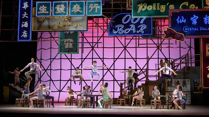 1960년대 홍콩 길거리와 마작 문화를 배경으로 재해석한 홍콩발레단 ‘로미오+줄리엣’의 한 장면. 사진제공=홍콩발레단·ⓒConrad Dy-Liacco