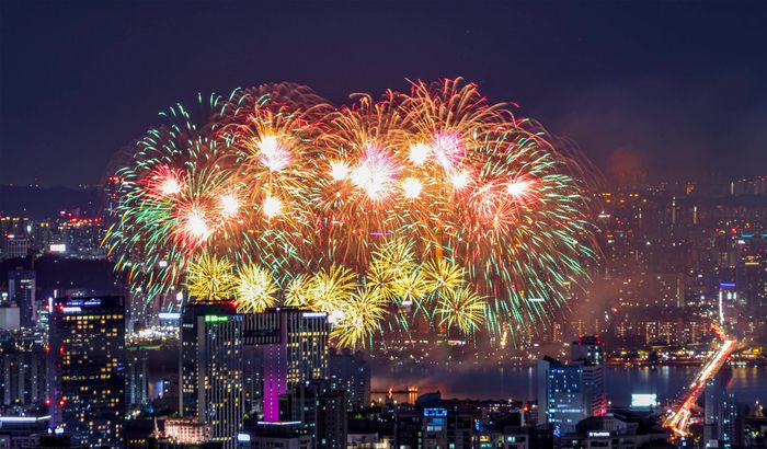 지난 2023년 10월 7일 서울 여의도 한강공원 일대에서 열린 ‘서울세계불꽃축제’에서 화려한 불꽃들이 밤하늘을 수놓고 있다. [이충우 기자]