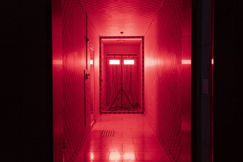 인류의 위기를 암시하듯 붉은빛을 내는 기계의 모습.