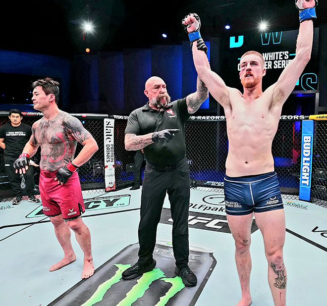 로드FC 챔피언 황인수가 2025년 9월 데이나 화이트 UFC 회장 겸 CEO가 직접 주최하는 오디션 Contender Series 시즌9 6주차 미들급 경기 패배 선언에 아쉬워하고 있다. 오른쪽은 리얼리티프로그램 The Ultimate Fighter 시즌32 준결승 패디 매코리. 사진=TKO