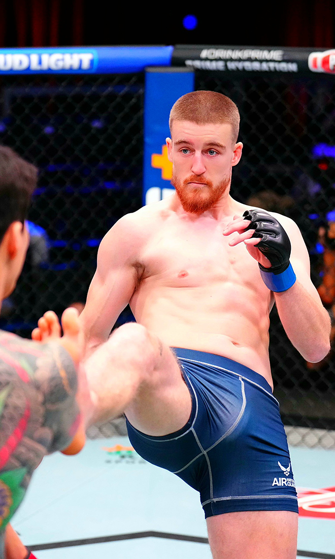 리얼리티프로그램 The Ultimate Fighter 시즌32 준결승 패디 매코리가 2025년 9월 데이나 화이트 UFC 회장 겸 CEO가 직접 주최하는 오디션 Contender Series 시즌9 6주차 미들급 경기에서 로드FC 챔피언 황인수를 발로 차고 있다. 사진=TKO