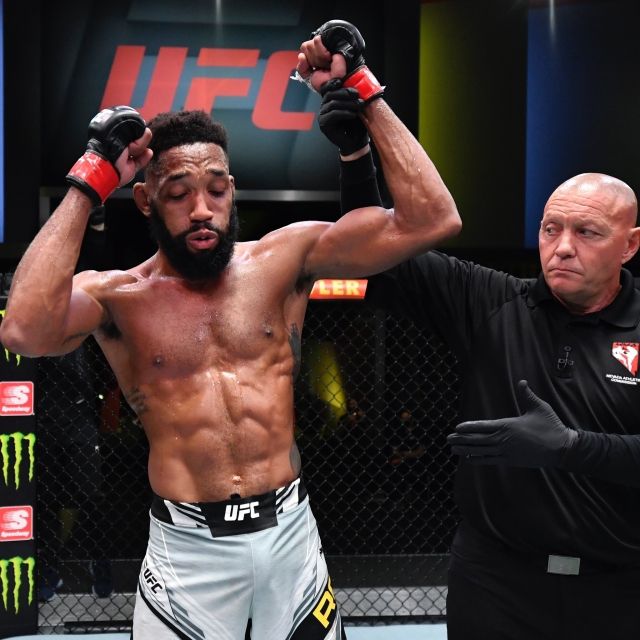 UFC에 정통한 마르셀 도르프는 최근 SNS를 통해 고석현과 로의 맞대결 소식을 전했다. 이에 팬들은 여러 의견을 전했는데 그중 ‘RX’는 “불쌍한 로, 드디어 한 번 이겼더니 바로 고석현에게 먹이가 되네”라고 이야기했다. 이에 로도 반응했다. 그는 “내가 먹이라고? 이번에는 그냥 잠들게 될 걸”이라며 오히려 여유를 보였다. ‘RX’는 “물론 네게 행운을 빈다. 너 역시 멋진 녀석이니까 승리하는 걸 보고 싶지만 고석현은 정말 잘한다”고 답했다. 사진=필 로 SNS