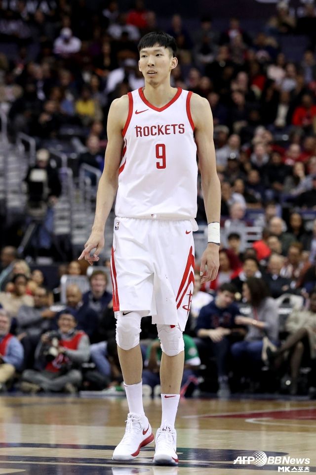 한때 ‘제2의 야오밍’으로 불렸던 저우치. 그러나 그는 야오밍처럼 NBA에서 성공하지 못했다. 사진=AFPBBNews=News1
