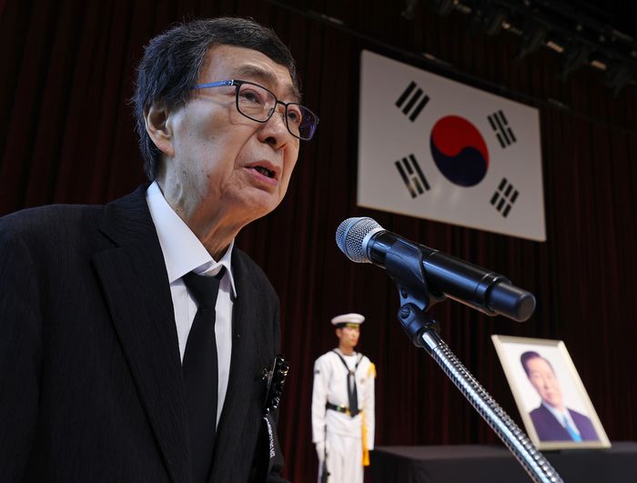 김홍업 김대중평화센터 이사장이 지난달 18일 서울 동작구 국립서울현충원 현충관에서 열린 김대중 전 대통령 서거 16주기 추모식에서 유족인사를 하고 있다. [사진 제공=연합뉴스]