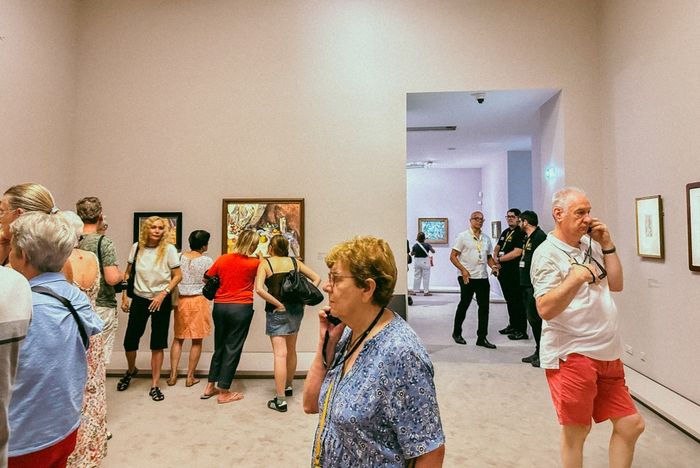 전시를 보고 있는 사람들 / 사진=권효정 여행+ 기자