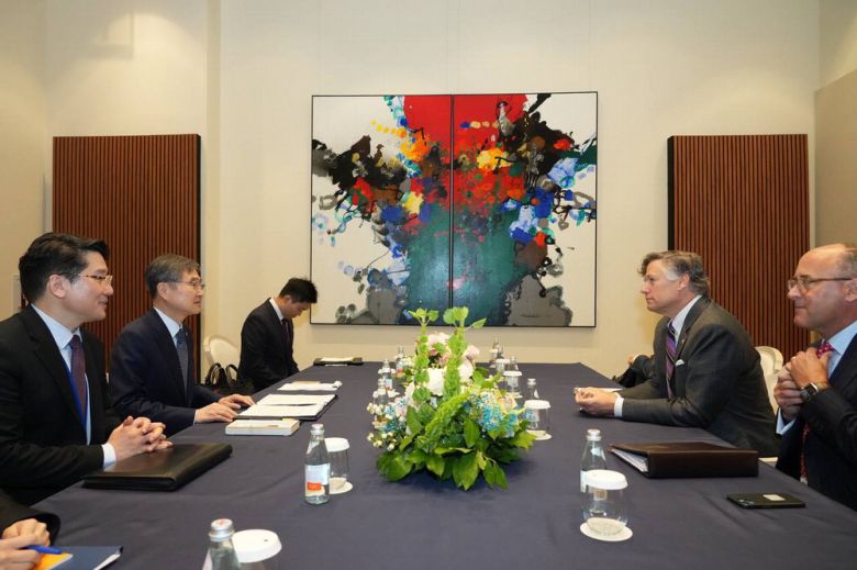 美 국무부 부장관 접견한 조현 조현 외교부 장관(왼쪽 가운데)이 26일(현지시간) 미국 뉴욕에서 크리스토퍼 랜다우 미국 국무부 부장관(오른쪽 가운데)을 접견하고 조지아주 한국인 구금 사태를 거론하며 비자 제도 개선 조치를 촉구했다.  외교부