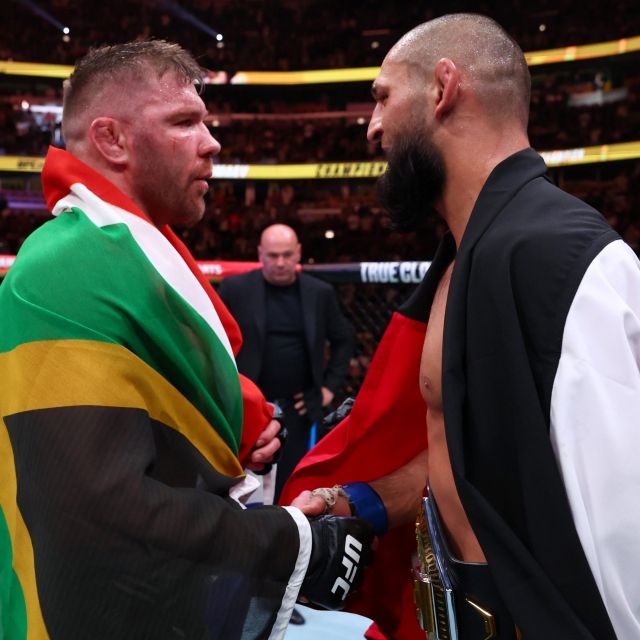 치마에프의 레슬링은 분명 남달랐다. 뒤플레시가 5라운드 안에 꺾이지 않은 것이 대단할 정도. 심지어 5라운드에는 오히려 치마에프를 압박하기도 했다. 하나, 이미 벌어진 차이를 극복할 수는 없었다. 사진=UFC 유럽 SNS