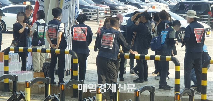 1일 오전 전국공항노동자연대 조합원들이 김포공항 국내선 앞에 모여 대화를 나누고 있다. 지홍구기자