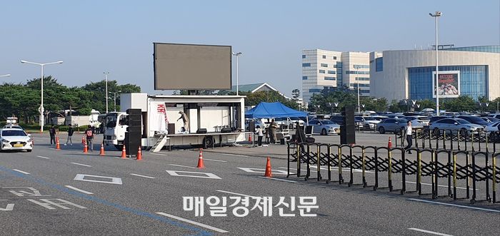 1일 오전 6시 무기한 파업에 돌입한 전국공항노동자연대가 오후 2시 전국공항노동자 총파업대회를 열기 위해 김포공항 국내선 3번 출구 앞에서 무대를 설치하고 있다. 지홍구기자