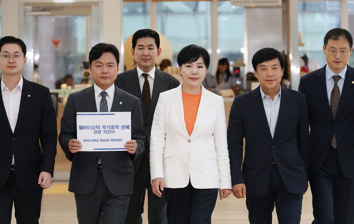 더불어민주당 3대 특검 대응특위 전현희 위원장 등이 1일 종로구 광화문KT 빌딩에 마련된 김건희 특검 사무실을 방문하고 있다.  [사진 출처 = 연합뉴스]