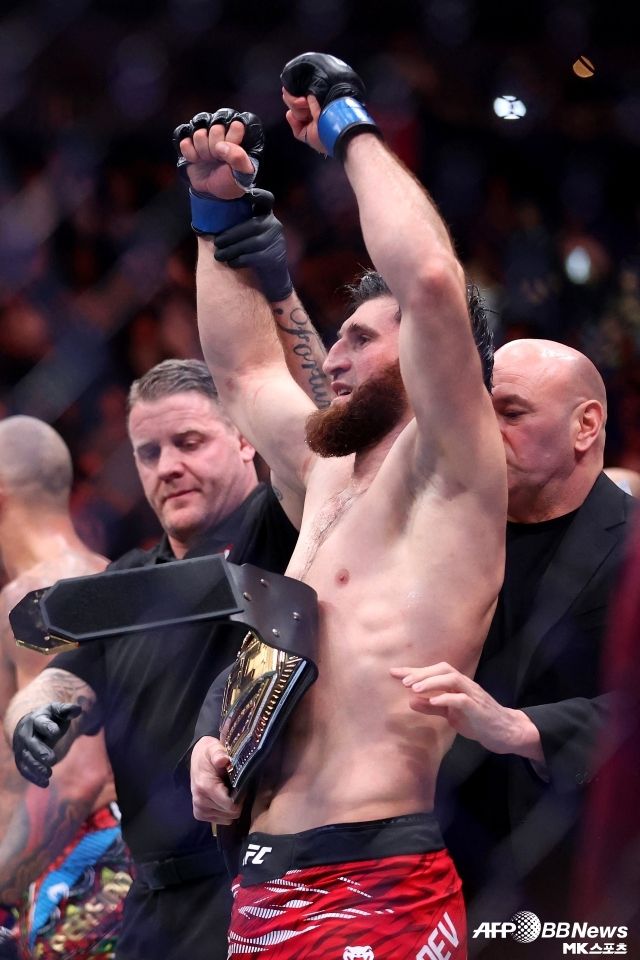 안칼라에프는 지난 3월 UFC 313 메인 이벤트에서 페레이라와 1차전을 펼쳤다. 그리고 타격과 레슬링에서 모두 우위를 점한 그가 페레이라의 질주를 막아내며 새로운 챔피언이 됐다. 사진=AFPBBNews=News1