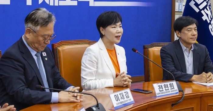 더불어민주당 3대 특검 특별위원회 총괄 위원장인 전현희 최고위원과 위원들이 1일 국회에서 회의를 열고 있다. [사진 출처 = 연합뉴스]