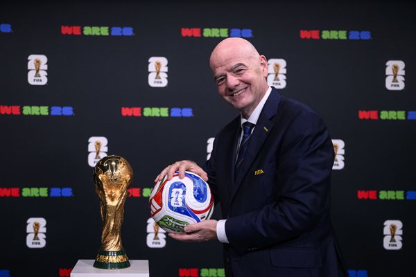 인판티노 FIFA 회장이 월드컵 공인구를 선보이고 있다. 사진 제공= FIFA