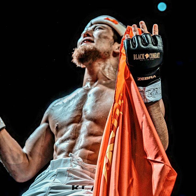 Road to UFC 시즌4 라이트급 쇼케이스 출전이 무산된 ‘울프킹’ 아딜레트 누르마토프가 2025년 8월 인천광역시 영종국제도시 인스파이어 아레나 페더급 메인이벤트에서 제3대 블랙컴뱃 밴텀급 챔피언 ‘투신’ 김재웅을 때려눕힌 후 승리 세리머니를 하고 있다. 사진=이데아 파라곤