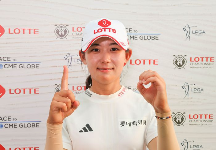 롯데 챔피언십 둘째날 10언더파를 몰아치며 LPGA 투어 첫 우승 발판을 마련한 황유민이 포즈를 취하고 있다. 대홍기획