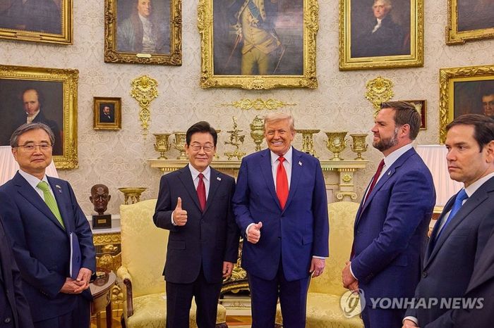 이재명 대통령이 25일(현지시간) 미국 워싱턴DC 백악관에서 열린 한미 정상회담에서 도널드 트럼프 미국 대통령과 엄지손가락을 들어보이며 미소짓고 있다. 2025.8.26 [공동취재]