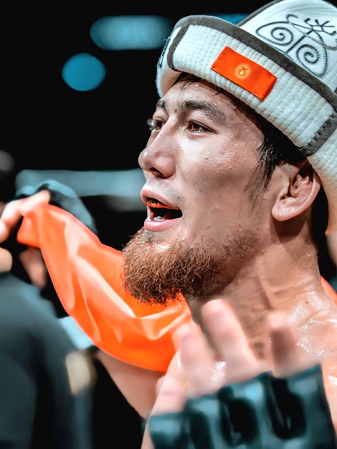 Road to UFC 시즌4 라이트급 쇼케이스 출전이 무산된 ‘울프킹’ 아딜레트 누르마토프가 2025년 8월 인천광역시 영종국제도시 인스파이어 아레나 페더급 메인이벤트 무효 선언을 들으면서도 승리 세리머니를 하고 있다. 사진=이데아 파라곤