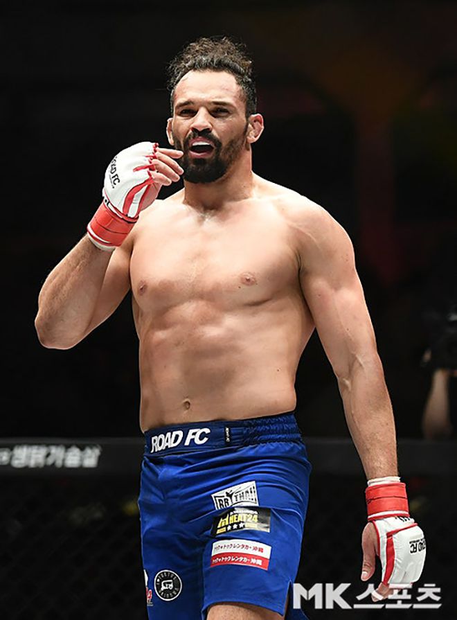 미셰우 파그네르 리마 페레이라가 2019년 2월 서울특별시 장충체육관에서 로드FC 데뷔 3연승 기념 촬영을 하고 있다. 페레이라는 그해 5월 진출한 UFC에서 미들급 공식랭킹 13위까지 올라간다. 사진=천정환 기자