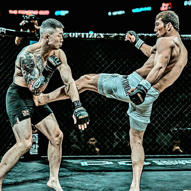 Road to UFC 시즌4 라이트급 쇼케이스 출전이 무산된 ‘울프킹’ 아딜레트 누르마토프가 2025년 8월 인천광역시 영종국제도시 인스파이어 아레나 페더급 메인이벤트에서 제3대 블랙컴뱃 밴텀급 챔피언 ‘투신’ 김재웅을 발로 차고 있다. 사진=이데아 파라곤