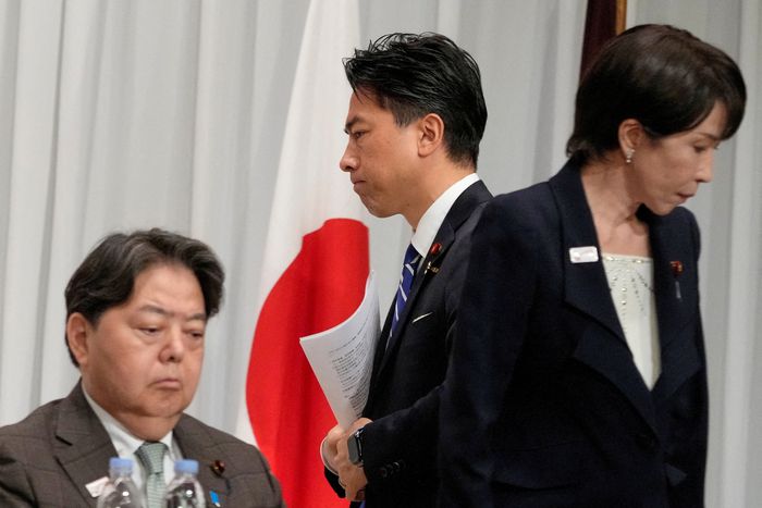 4일 치러진 자민당 총재선거에서 결선투표에 오른 고이즈미 신지로 농림수산상(가운데)과 다카이치 사나에 전 경제안전보장담당상(맨 오른쪽). [로이터 연합뉴스]