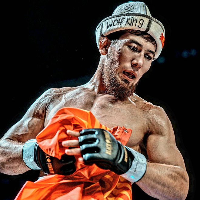 Road to UFC 시즌4 라이트급 쇼케이스 출전이 무산된 ‘울프킹’ 아딜레트 누르마토프가 2025년 8월 인천광역시 영종국제도시 인스파이어 아레나 페더급 메인이벤트에서 제3대 블랙컴뱃 밴텀급 챔피언 ‘투신’ 김재웅을 때려눕힌 후 승리 세리머니를 하고 있다. 사진=이데아 파라곤