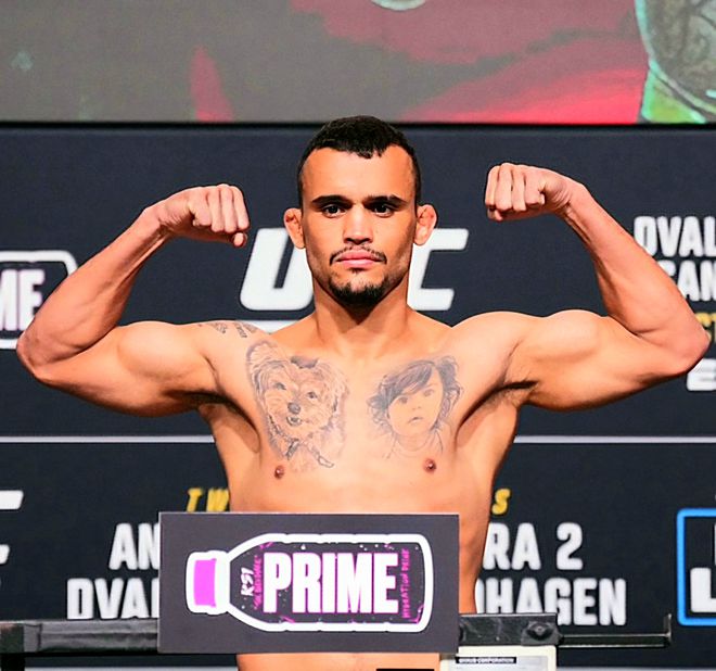 다니에우 구스타부 곤자가 산투스가 2025년 10월 UFC 320 Preliminary card 제3경기 5분×3라운드 계약 체중 69.4㎏ 계체를 통과하고 있다. 사진=TKO