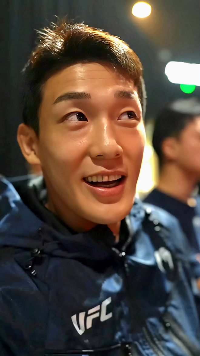 ‘좀비 주니어’ 유주상이 2025년 10월 미국 네바다주 패러다이스 MGM 그랜드가든 아레나 UFC 320 공개 계체 행사 후 한국어 인터뷰를 하고 있다. 대회는 티모바일 아레나에서 열린다. 사진=TKO