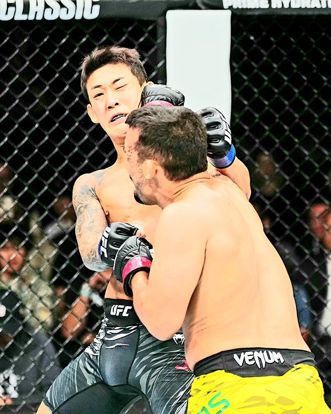 ‘좀비 주니어’ 유주상이 2025년 10월 미국 네바다주 패러다이스의 티모바일 아레나 UFC320 계약 체중 69.4㎏ Preliminary card 제3경기 다니에우 구스타부 곤자가 산투스에게 맞고 있다. 사진=TKO