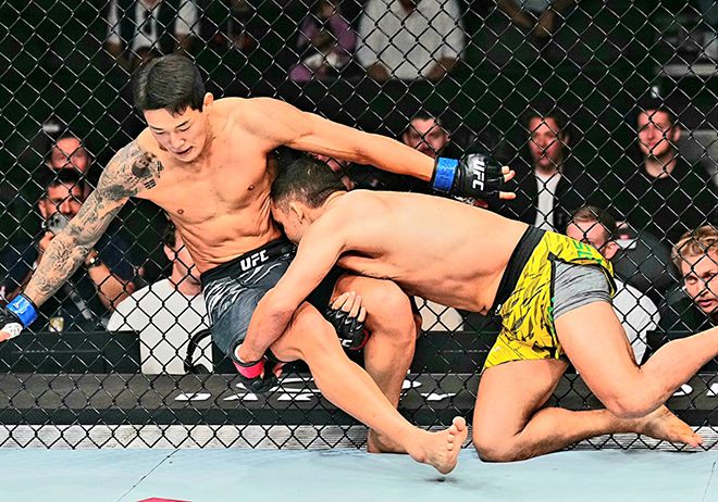 ‘좀비 주니어’ 유주상이 2025년 10월 미국 네바다주 패러다이스의 티모바일 아레나 UFC320 계약 체중 69.4㎏ Preliminary card 제3경기 1라운드 다니에우 구스타부 곤자가 산투스에게 테이크다운을 허용하고 있다. 사진=TKO