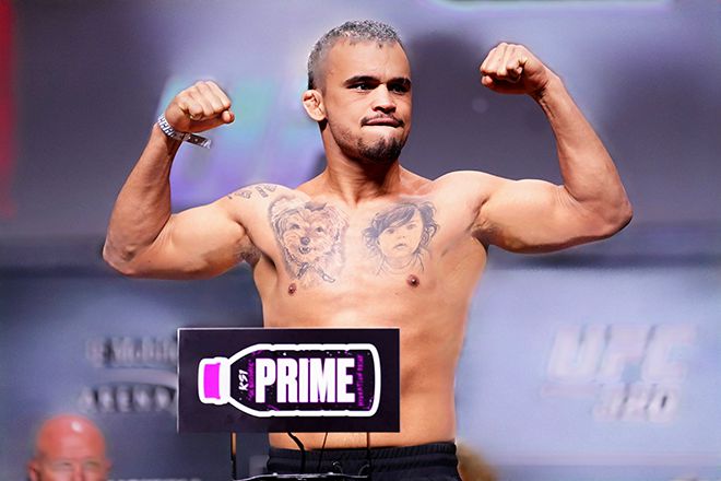 다니에우 구스타부 곤자가 산투스가 2025년 10월 미국 네바다주 패러다이스 MGM 그랜드가든 아레나 UFC 320 공개 계체 행사 촬영에 응하고 있다. 대회는 티모바일 아레나에서 열린다. 사진=TKO