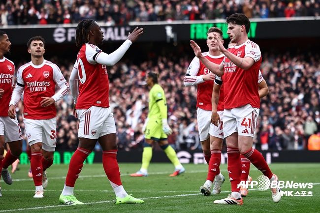 선제골을 터뜨린 데클란 라이스와 축하하는 동료들 . 사진(잉글랜드 런던)=ⓒAFPBBNews = News1