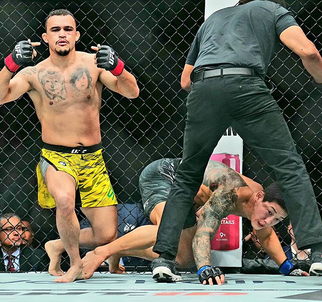 다니에우 구스타부 곤자가 산투스가 2025년 10월 미국 네바다주 패러다이스의 티모바일 아레나 UFC320 계약 체중 69.4㎏ Preliminary card 제3경기 ‘좀비 주니어’ 유주상에게 2라운드 21초 KO승을 거두며 기뻐하고 있다. 사진=TKO