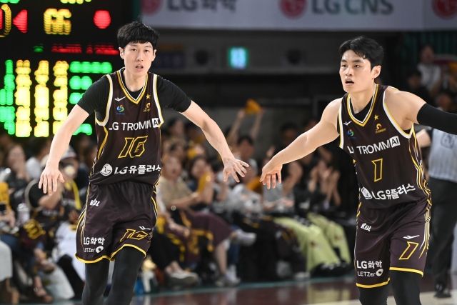 정인덕과 유기상, 올 시즌 LG를 이끌어야 할 핵심 전력이다. 사진=KBL 제공