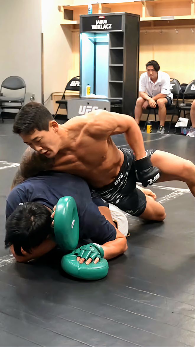 ‘좀비 주니어’ 유주상이 2025년 10월 미국 네바다주 패러다이스의 티모바일 아레나 UFC320 계약 체중 69.4㎏ Preliminary card 제3경기를 위해 몸을 풀고 있다. 사진=TKO