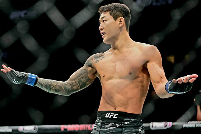 ‘좀비 주니어’ 유주상이 2025년 10월 미국 네바다주 패러다이스의 티모바일 아레나 UFC320 계약 체중 69.4㎏ Preliminary card 제3경기 다니에우 구스타부 곤자가 산투스를 도발하고 있다. 사진=Getty Images=연합뉴스 제공