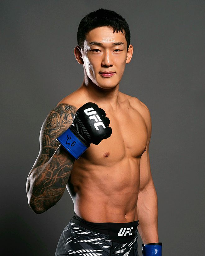 대한민국 UFC 23호 파이터로 데뷔한 유주상이 2025년 6월 미국 뉴저지주 뉴어크 프루덴셜 센터에서 승리 기념 촬영을 하고 있다. 사진=TKO