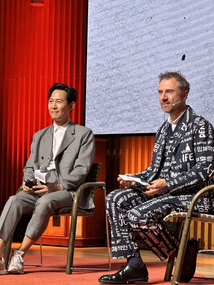 제5회 서울도시건축비엔날레 개막포럼 특별 인터뷰에서 마주한 배우 이정재와 토마스 헤더윅 총감독 / 사진=권효정 여행+ 기자