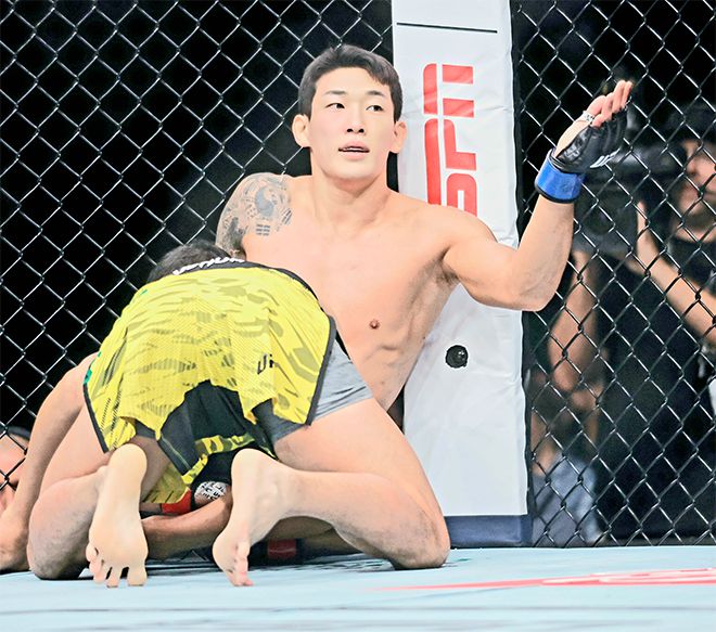 ‘좀비 주니어’ 유주상이 2025년 10월 미국 네바다주 패러다이스의 티모바일 아레나 UFC320 계약 체중 69.4㎏ Preliminary card 제3경기 다니에우 구스타부 곤자가 산투스의 그래플링을 조롱하고 있다. 사진=AP=연합뉴스 제공